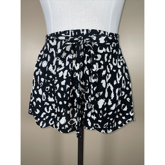 Lulus Pants - Lulus Yana Black and White Leopard Print Tie-Front Shorts, size Large 2" Inseam